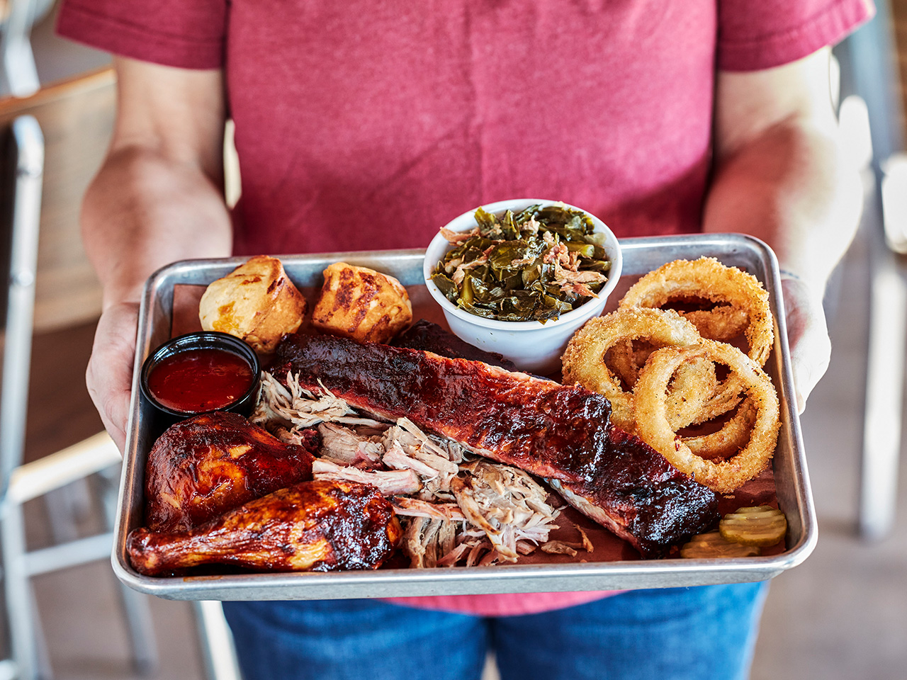 Tray with barbecued meat, onion rings and sauce